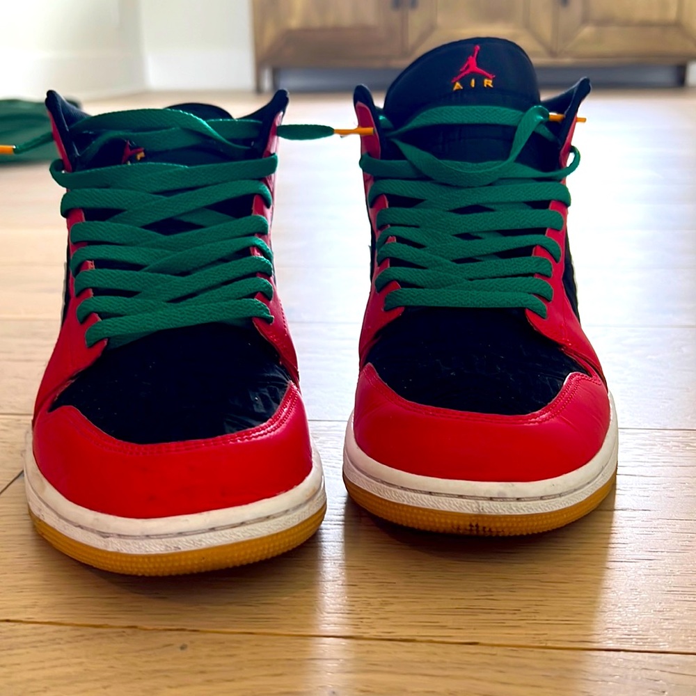 Jordan 1 mid se holiday special